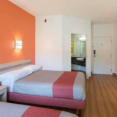 Motel 6 Columbia Exterior photo