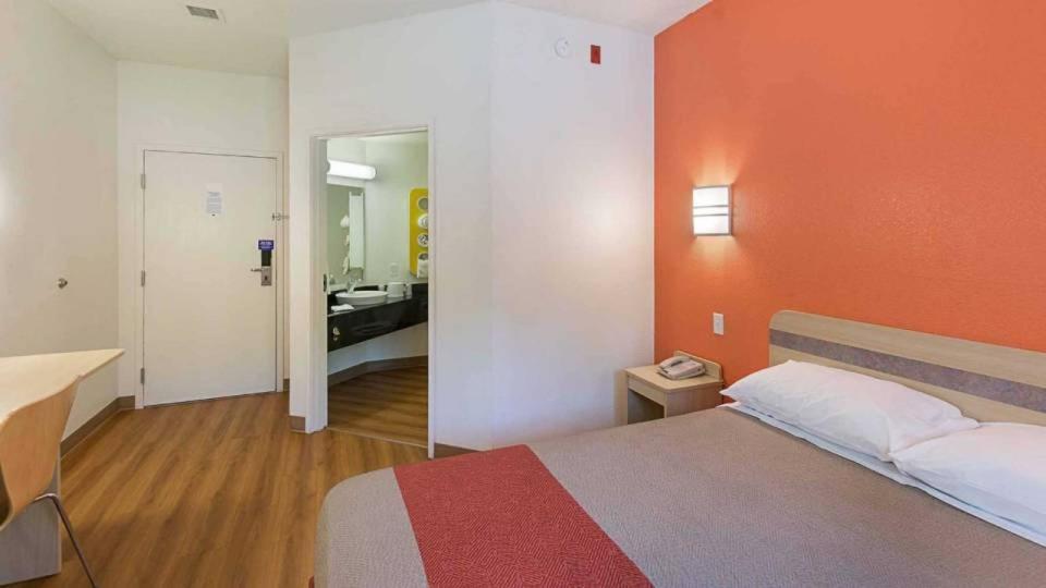 Motel 6 Columbia Exterior photo