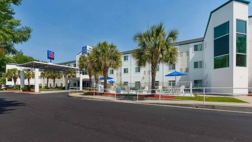 Motel 6 Columbia Exterior photo